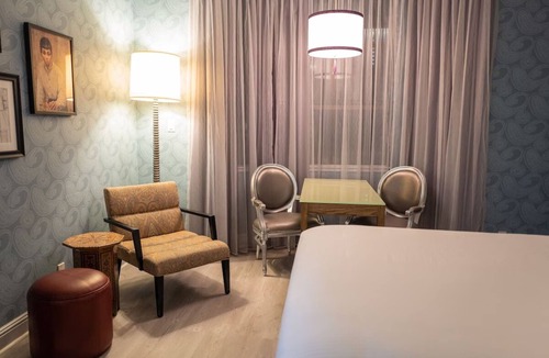 Downtown San Francisco Hotel | Cozy Room with Pool Access, Fireplace & Free Breakfast in San Francisco