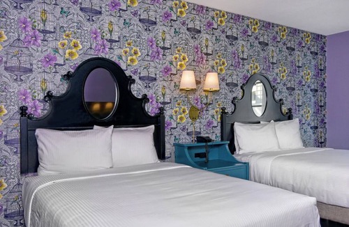 Downtown San Francisco Hotel | Cozy Room with Pool Access, Fireplace & Free Breakfast in San Francisco