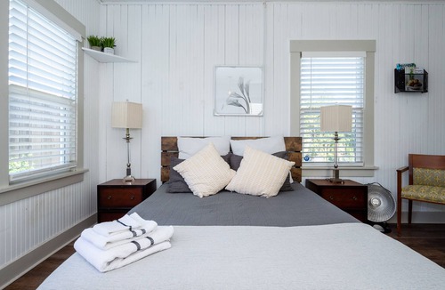 Salinas House | Cozy & Rustic APT w/ All Amenities near Monterey