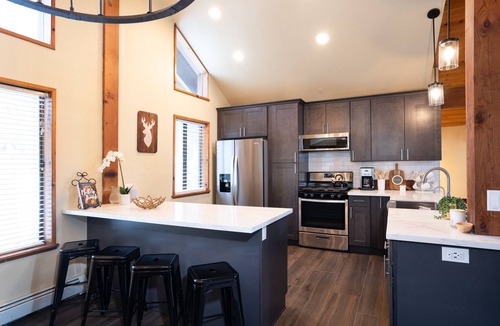 Truckee Cabin | Cozy & Spacious - 5 Bd Tahoe Donner Home - 2 Master King Bed Suites - HotTub!