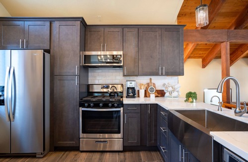 Truckee Cabin | Cozy & Spacious - 5 Bd Tahoe Donner Home - 2 Master King Bed Suites - HotTub!