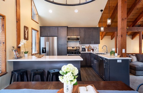 Truckee Cabin | Cozy & Spacious - 5 Bd Tahoe Donner Home - 2 Master King Bed Suites - HotTub!