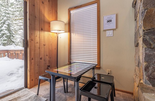 Truckee Cabin | Cozy & Spacious - 5 Bd Tahoe Donner Home - 2 Master King Bed Suites - HotTub!