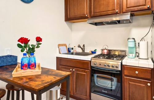 Washington Culver Apartment | Cozy Studio - Mins to WeWork, Sony Pics & Venice with Parking