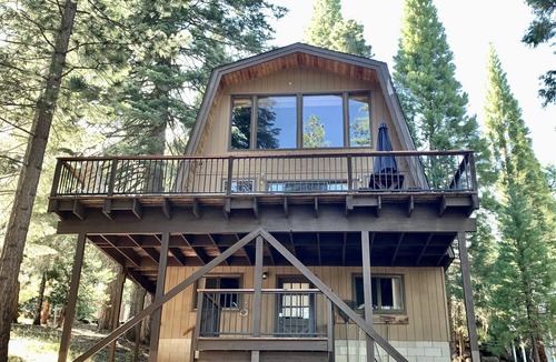 Lake Almanor Country Club Cabin | Cozy Cabin on over 1 acre. 5 min. to lake, close to Mt Lassen. DOGS WELCOME!