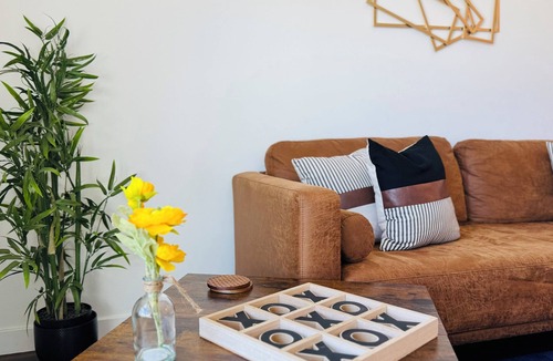 Hollywood Hotel | Cozy Walk of Fame gem. 1b1b, Free Parking, Pool, Private Balcony, WiFi & more!