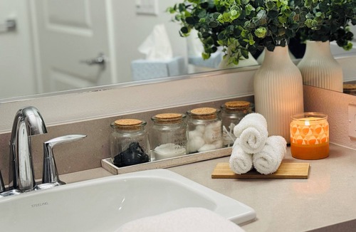 Hollywood Hotel | Cozy Walk of Fame gem. 1b1b, Free Parking, Pool, Private Balcony, WiFi & more!