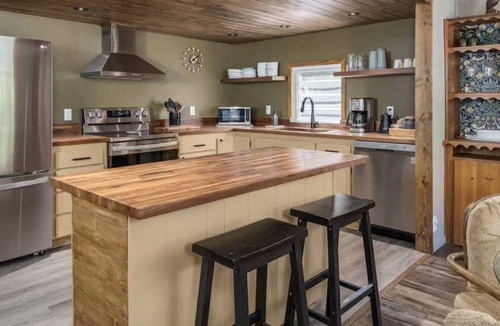 Cornville Apartment | Creekside retreat + hot tub near Sedona