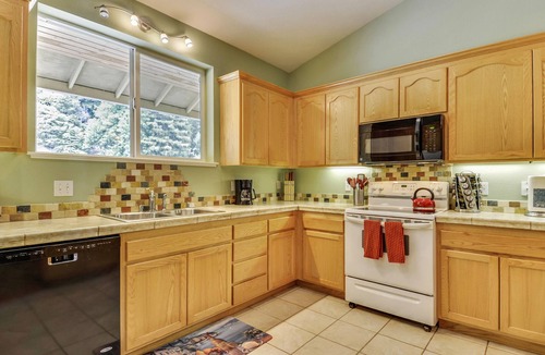 Guerneville House | Culture Blend ~ Great Group Getaway, Hot Tub, River Access, Game Room, BBQ!