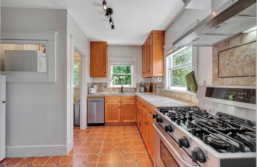Bluff Heights Apartment | Cute & Cozy Beach Retreat with Ocean Air, Balcony and Dedicated WFH set up
