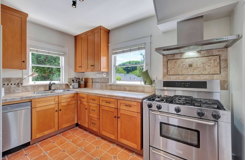 Bluff Heights Apartment | Cute & Cozy Beach Retreat with Ocean Air, Balcony and Dedicated WFH set up
