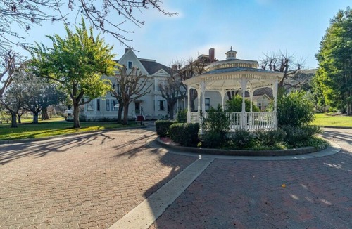 Salinas House | Cute Queen In Mansion near Beach Monterey Carmel