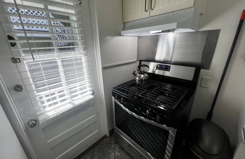 Bluff Heights Apartment | Cute Tropical Beach Studio Walk to Ocean and All!