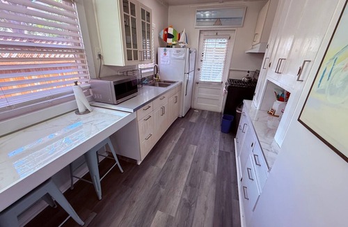 Bluff Heights Apartment | Cute Tropical Beach Studio Walk to Ocean and All!