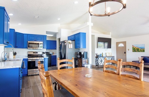Cornville House | Dark Sky Retreat Near Sedona Hot Tub, Sauna & Mountain Views