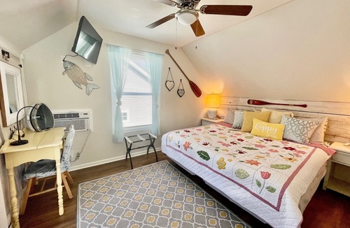 Prescott House | Darling Farmhouse Upstairs 1 Bedroom & Kitchenette Master Suite. Walk Downtown!