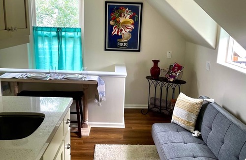 Prescott House | Darling Farmhouse Upstairs 1 Bedroom & Kitchenette Master Suite. Walk Downtown!