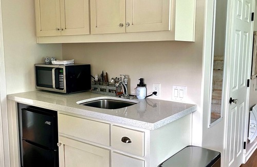 Prescott House | Darling Farmhouse Upstairs 1 Bedroom & Kitchenette Master Suite. Walk Downtown!