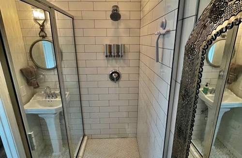 Prescott House | Darling Farmhouse Upstairs 1 Bedroom & Kitchenette Master Suite. Walk Downtown!