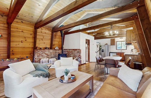 Bijou Park House | Delightful South Lake Tahoe Cabin with BBQ, Decks, Fireplace & Hot Tub - Minutes to Beach&Ski