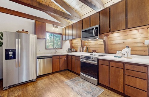 Bijou Park House | Delightful South Lake Tahoe Cabin with BBQ, Decks, Fireplace & Hot Tub - Minutes to Beach&Ski