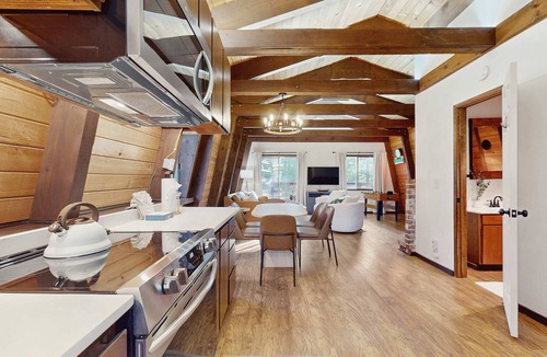 Bijou Park House | Delightful South Lake Tahoe Cabin with BBQ, Decks, Fireplace & Hot Tub - Minutes to Beach&Ski