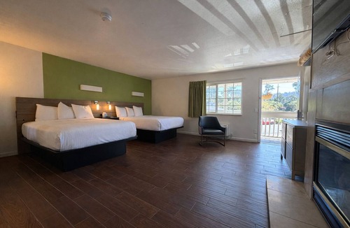 Munras Avenue Hotel | Deluxe 2 Queen Room - Extra Spacious Layout - Sleeps 4