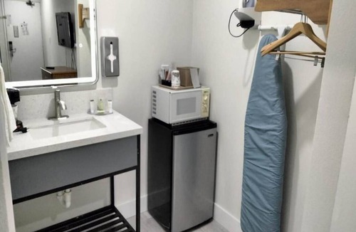 Barstow Apartment | Deluxe King Bed Non-Smoking - NK1