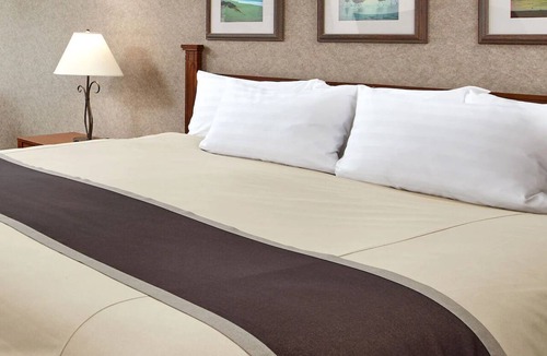 San Simeon Hotel | Deluxe King with Fireplace | Cavalier Resort | Near Hearst Castle