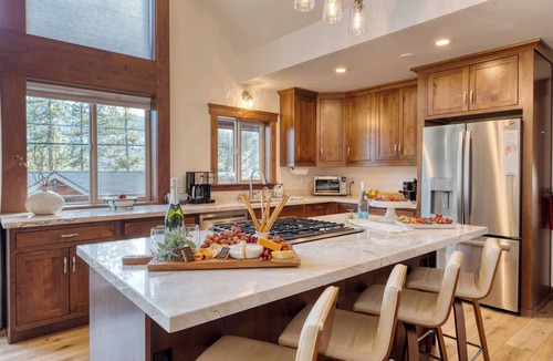 Truckee House | Denton by AvantStay | Hot Tub, Enclosed Deck w/Fire Pit | Near Skiing & Lake!