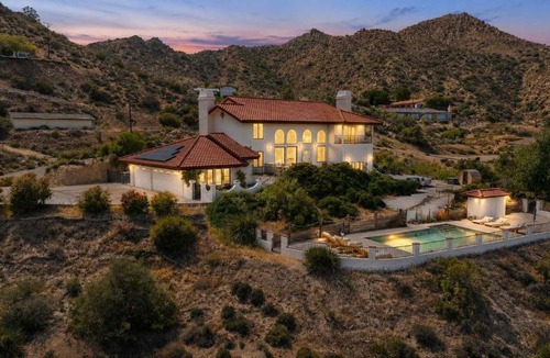 Yucca Valley Villa | Desert Sunsets - Wellness Villa - Pool Sauna & Speakeasy