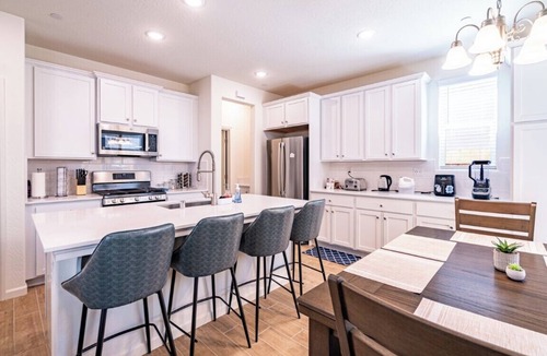 Raisin House | Designer 3.5 Bedroom, 2023 Built Home in Fresno near the Airport & Clovis