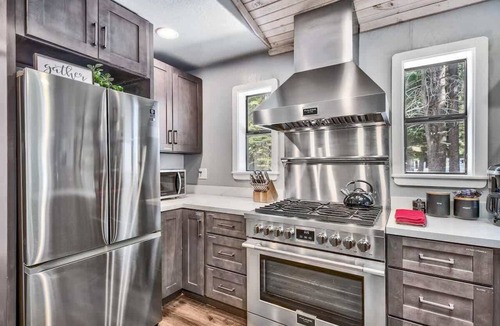 Truckee Cabin | Designer Cabin @Donner:Hot Tub, Arcade Game, Trail