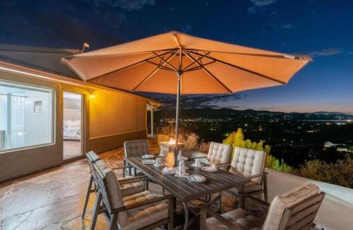 Dewey-Humboldt House | Dewey Mountain Getaway 3BR Home with Hot Tub, Gym and Sauna