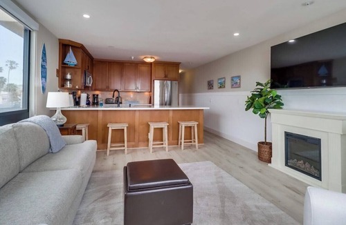North Pacific Beach Condo | Direct beach access, ocean view, pool and parking