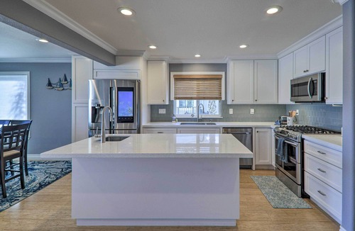 Discovery Bay Cottage | Discovery Bay Retreat w/Balcony & Boat Dock!