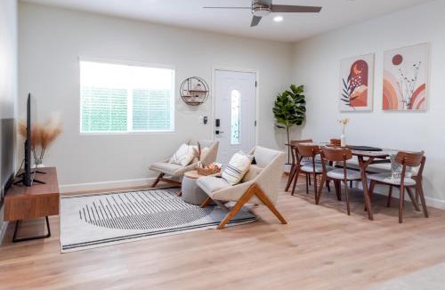 Midway City House | Disneyland Cozy Luxury Retreat I Sleeps 10, King Bed & EV Access