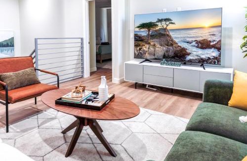 Midway City House | Disneyland Family Retreat I Sleeps 12, Game Room, Pool Table, King Bed & EV Access