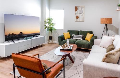 Midway City House | Disneyland Family Retreat I Sleeps 12, Game Room, Pool Table, King Bed & EV Access