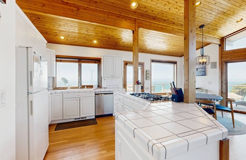 Gualala House | Dog-friendly beach house with private hot tub, indoor pool, WiFi & ocean views