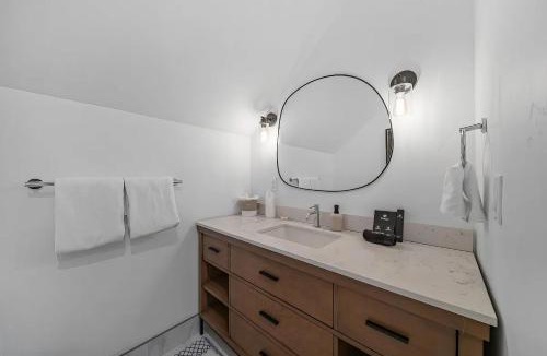 Soda Springs House | Donner Summit - Hot Tub, Fireplace & Mountain Views