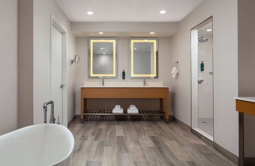 Sacramento Hotel | DoubleTree by Hilton Sacramento