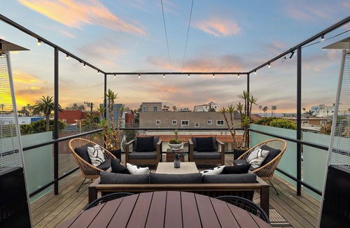 Venice House | Dreamy Venice Beach 5BR House with Rooftop & Steps to Beach