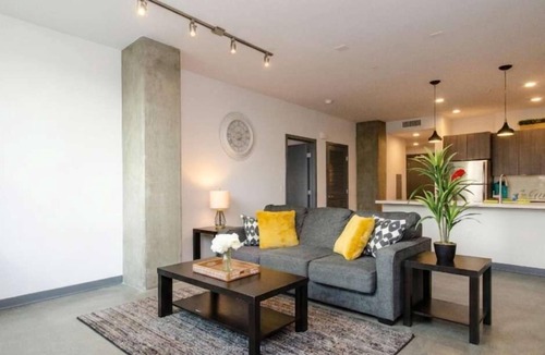 Little Tokyo Apartment | DTLA Bliss/2Bed Apt w Balcony & Rooftop pool/deck