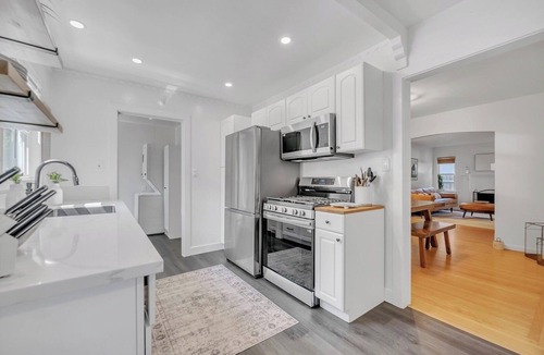 Central Sacramento House | East Sac Super Charmer! 3+3 Cozy & Comfortable in safe neighborhood!