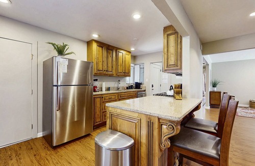 Stateline House | Edgewood Retreat - Hot Tub, Golf Course Views & Walk to Stateline