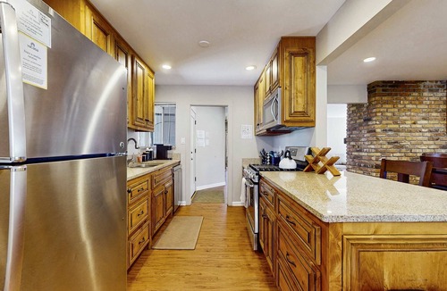 Stateline House | Edgewood Retreat - Hot Tub, Golf Course Views & Walk to Stateline