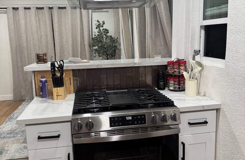 East Los Angeles House | ELA Chic 2 bedroom Retreat - Metro Link - 5 Miles from DTLA - FIFA Ready