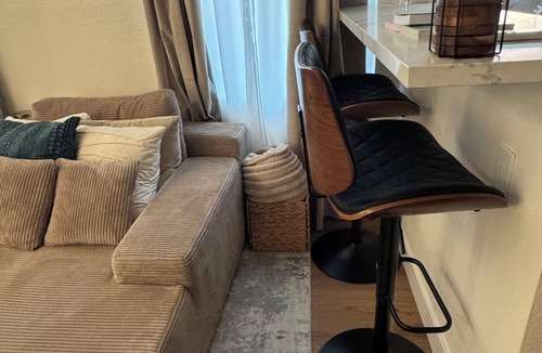 East Los Angeles House | ELA Chic 2 bedroom Retreat - Metro Link - 5 Miles from DTLA - FIFA Ready