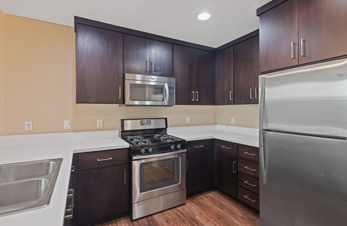 Pilgrim - Triton Condo | Elegant 2BR Plaza Residence w Pool